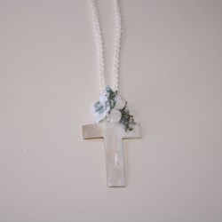 Cruz grande de nacar con flor azul empolvado y blanco roto