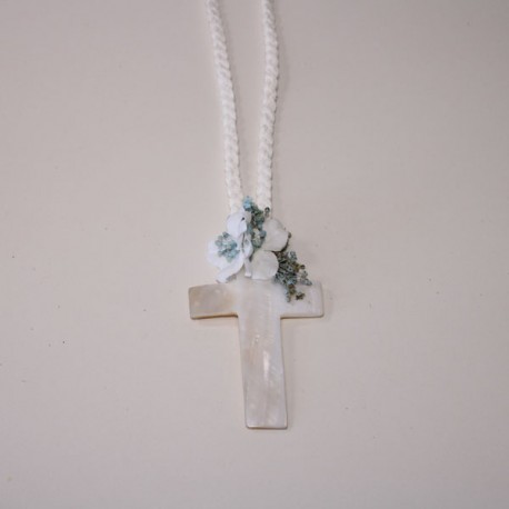 Cruz de nacar con flor azul empolvado y blanco roto