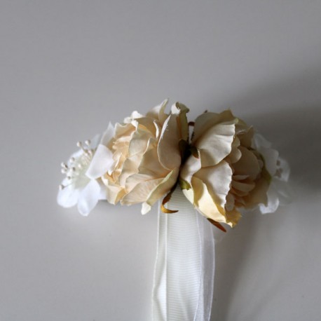 Vanilla and ivory flowers in a small belt