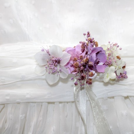 Prendido pequeño de flores malva empolvado blanco roto y marfil