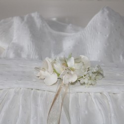 Small belt with cream velvet flower.