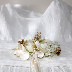 Small belt with cream velvet flower.